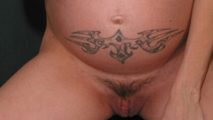 Embarazada tatuada mostrando la concha