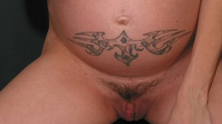 Embarazada tatuada mostrando la concha