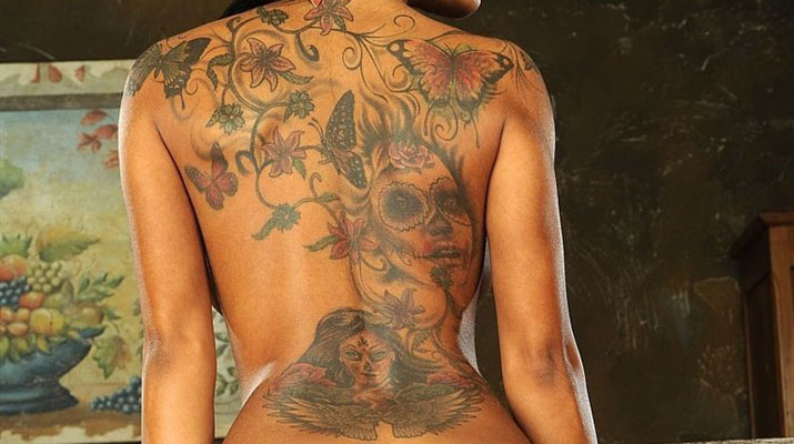Kyra Black y su espalda tatuada