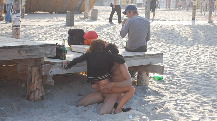 Tatuada amateur cogiendo en la playa