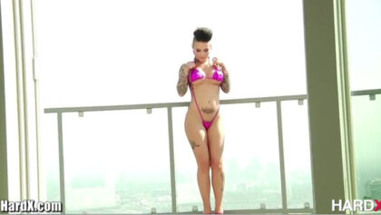 Christy Mack por el culo en la piscina