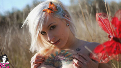 Treze española rubia en Suicide Girl