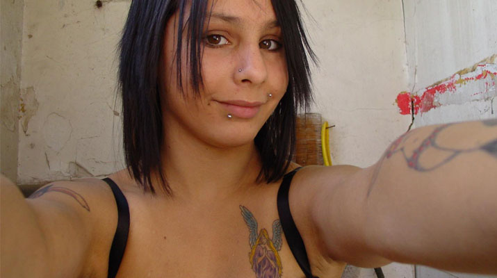 Hermosa chica con tatuajes desnuda